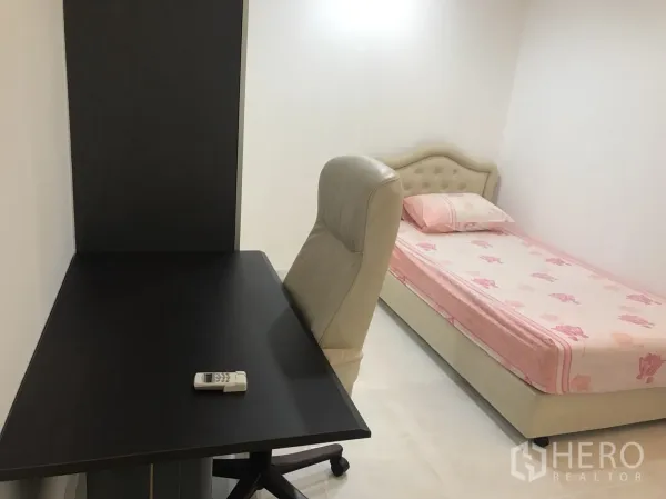 公寓 出租在Khlong Toei, Bangkok - 次卧配单人床与粉色床品，设书桌和办公椅