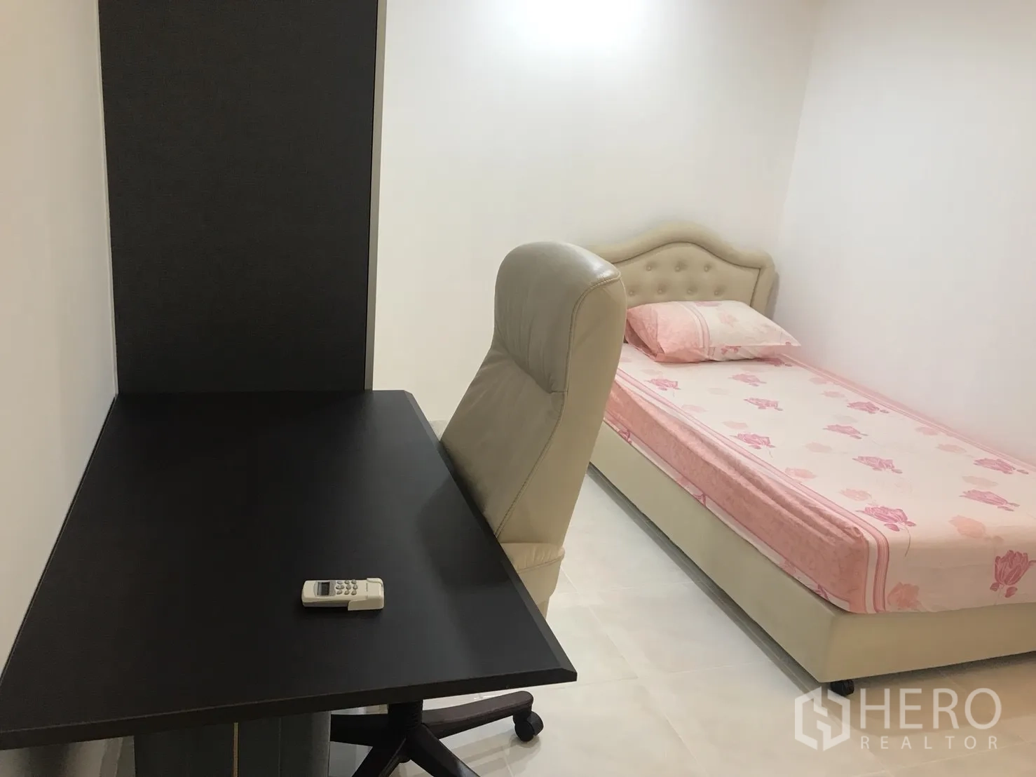 公寓 出租在Khlong Toei, Bangkok - 次卧配单人床与粉色床品，设书桌和办公椅