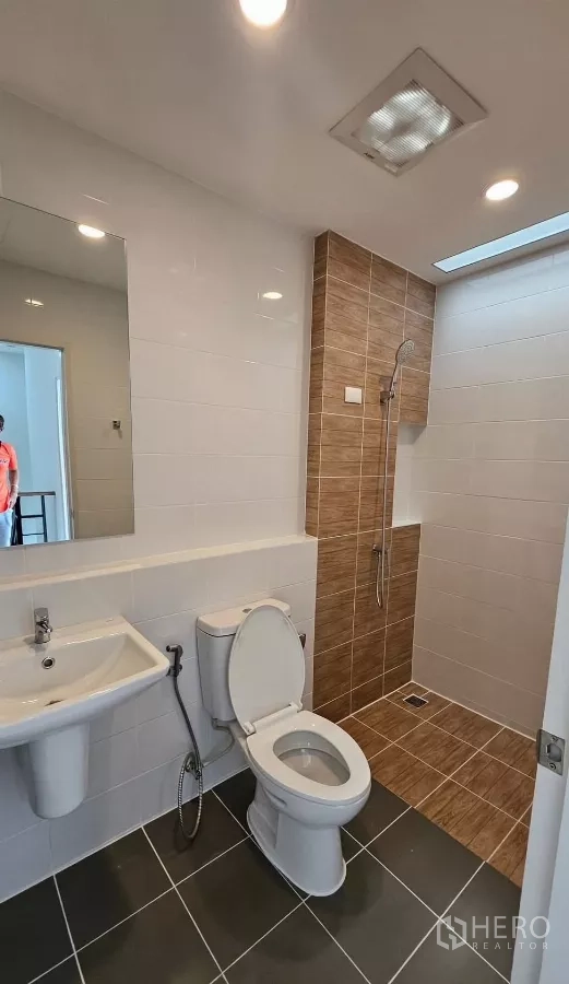 ทาวน์เฮาส์ ให้เช่าในBang Phli, Samut Prakan - ห้องน้ำสไตล์โมเดิร์น โซนอาบน้ำแบบวอล์กอิน กระเบื้องลายไม้และกระจกบานใหญ่
