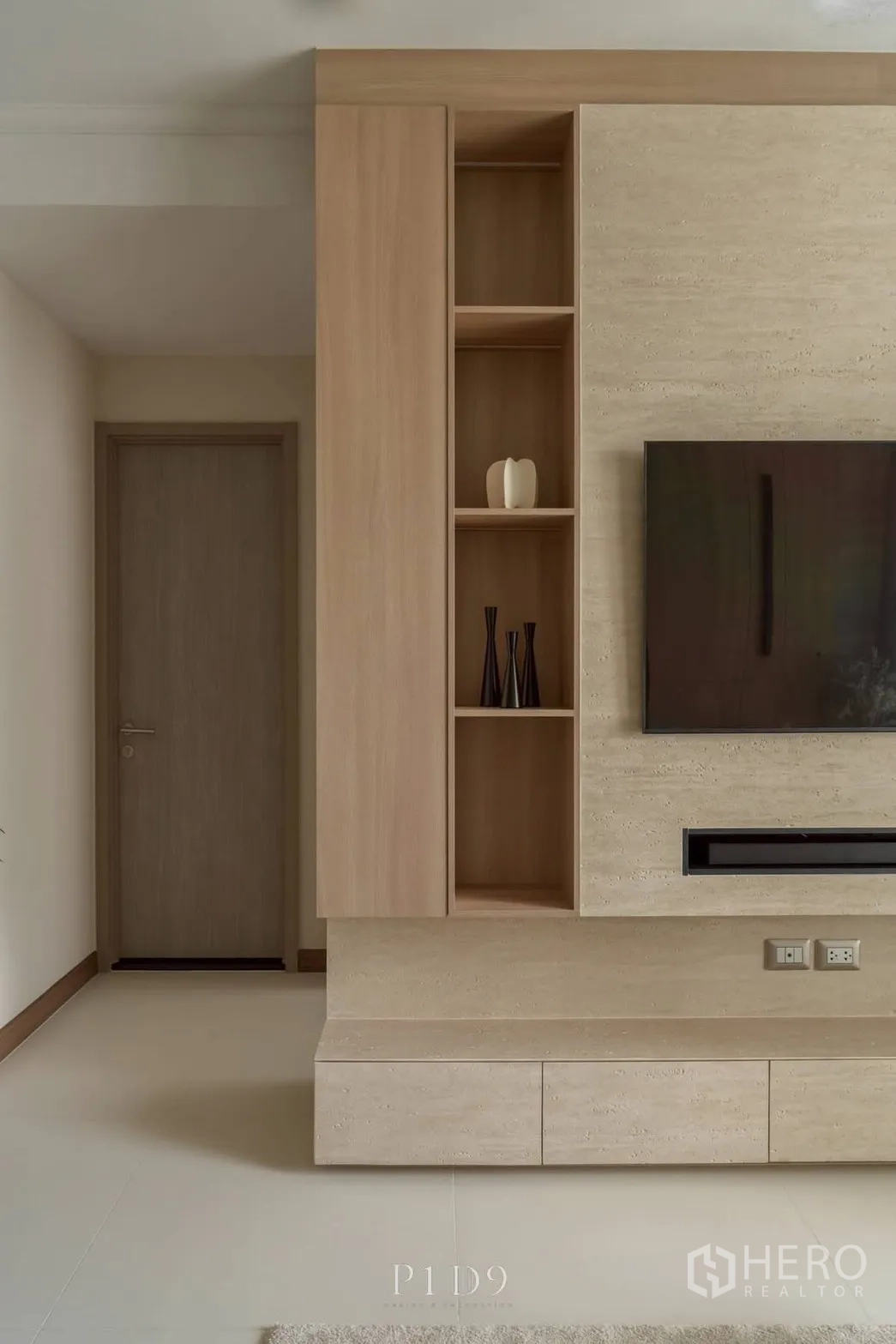 公寓 for rent in Watthana, Bangkok - 客厅内的电视背景墙与开放式置物架。