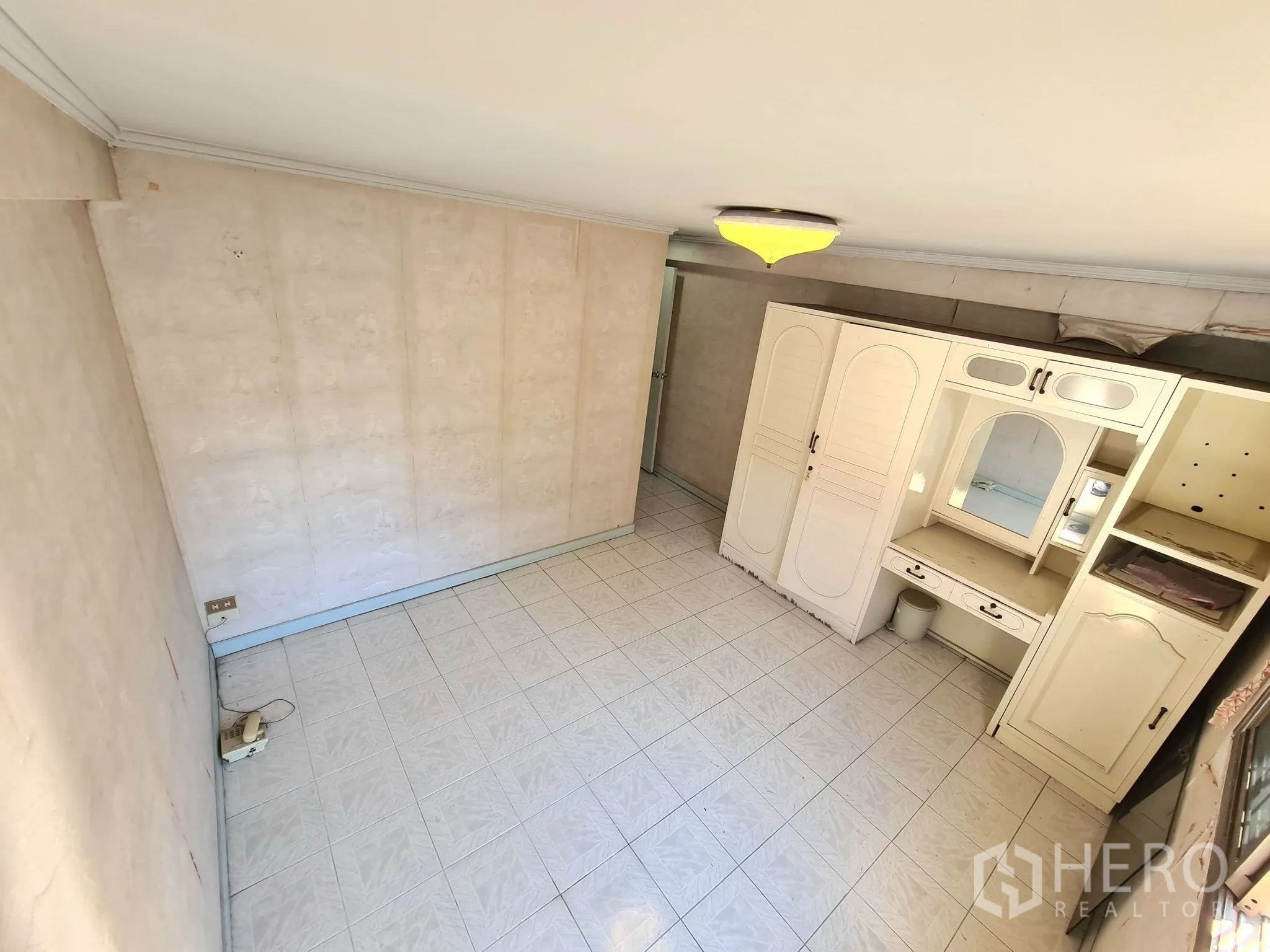 Detached House for sale in Chatuchak, Bangkok - Compact bedroom with built-in wardrobe and dressing table.