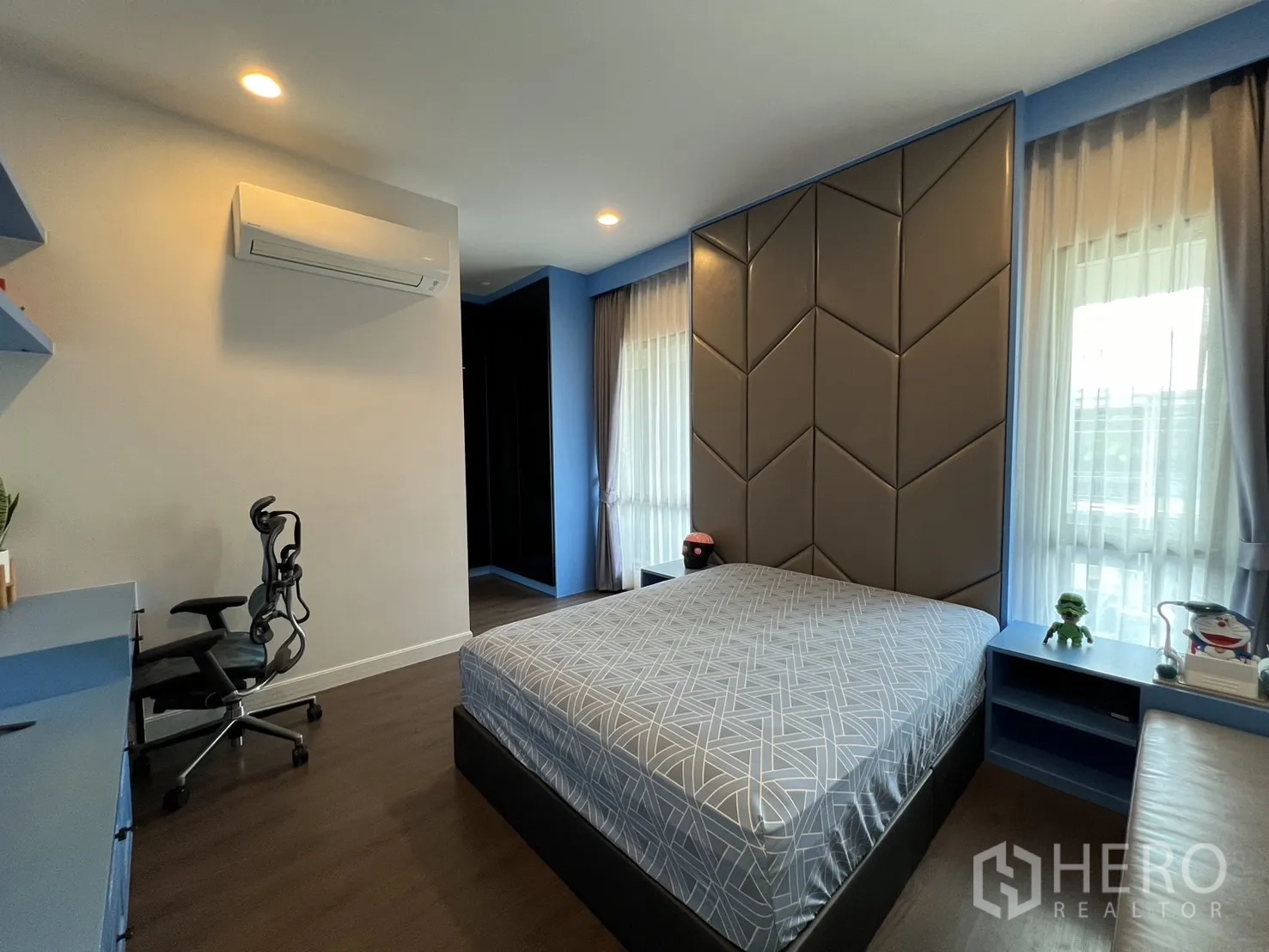 บ้าน ให้เช่าหรือขายในBang Kapi, Bangkok - ห้องนอนที่สามโทนสีน้ำเงิน ผนังหัวเตียงบุนุ่ม และโต๊ะอ่านหนังสือ