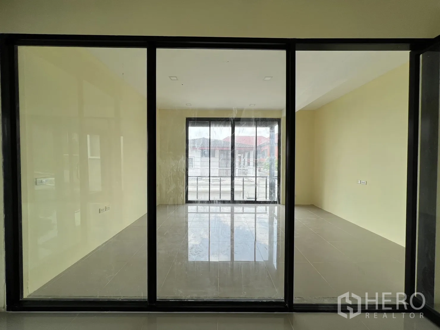 Detached House for rent or sale in Phra Khanong, Bangkok - Glass-partitioned bedroom or office with a large window.