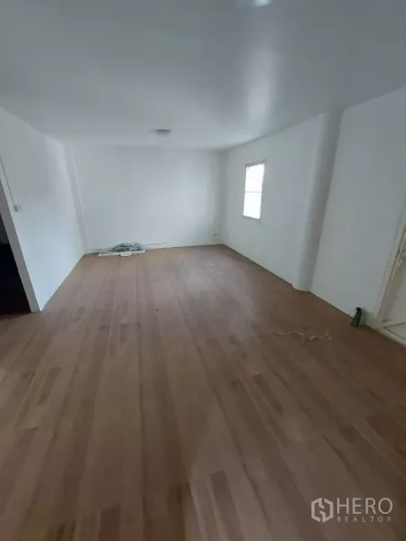 Home Office for rent in Yan Nawa, Bangkok - Bright room with wood-look flooring suitable for office workspace.