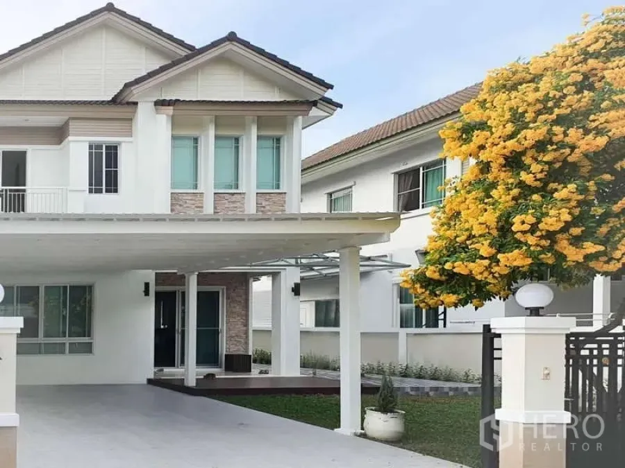 独立式住宅 出租在Sathon, Bangkok - 房屋正立面，宽敞车棚与带门庭院入口。