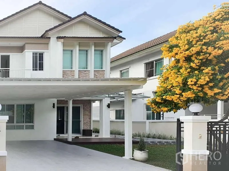 独立式住宅 出租在Sathon, Bangkok - 房屋正立面，宽敞车棚与带门庭院入口。