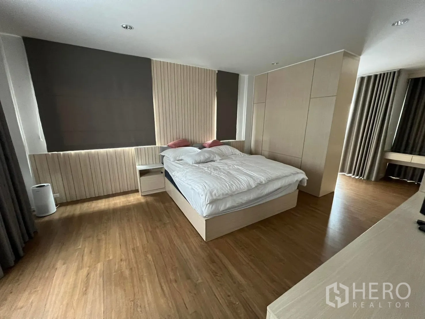 บ้านแฝด for rent in Saphan Sung, Bangkok - ห้องนอนหลักกว้าง พื้นไม้ เตียงและตู้เสื้อผ้าบิลท์อิน พร้อมม่านทึบ