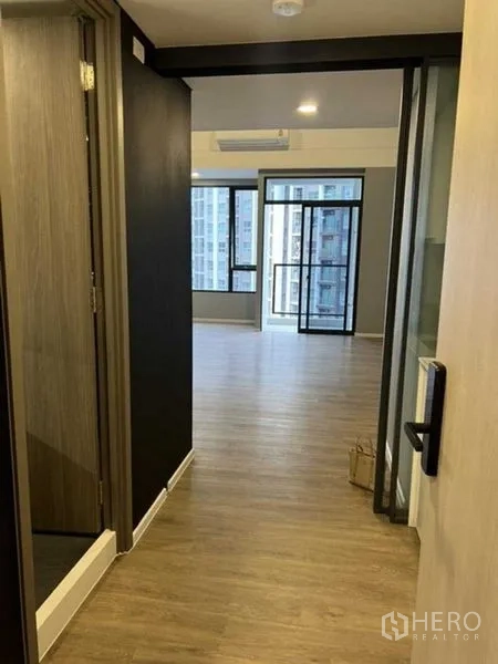 คอนโด ขายในHuai Khwang, Bangkok - โถงทางเดินสู่ห้องนั่งเล่นสว่าง ระเบียงและวิวเมือง