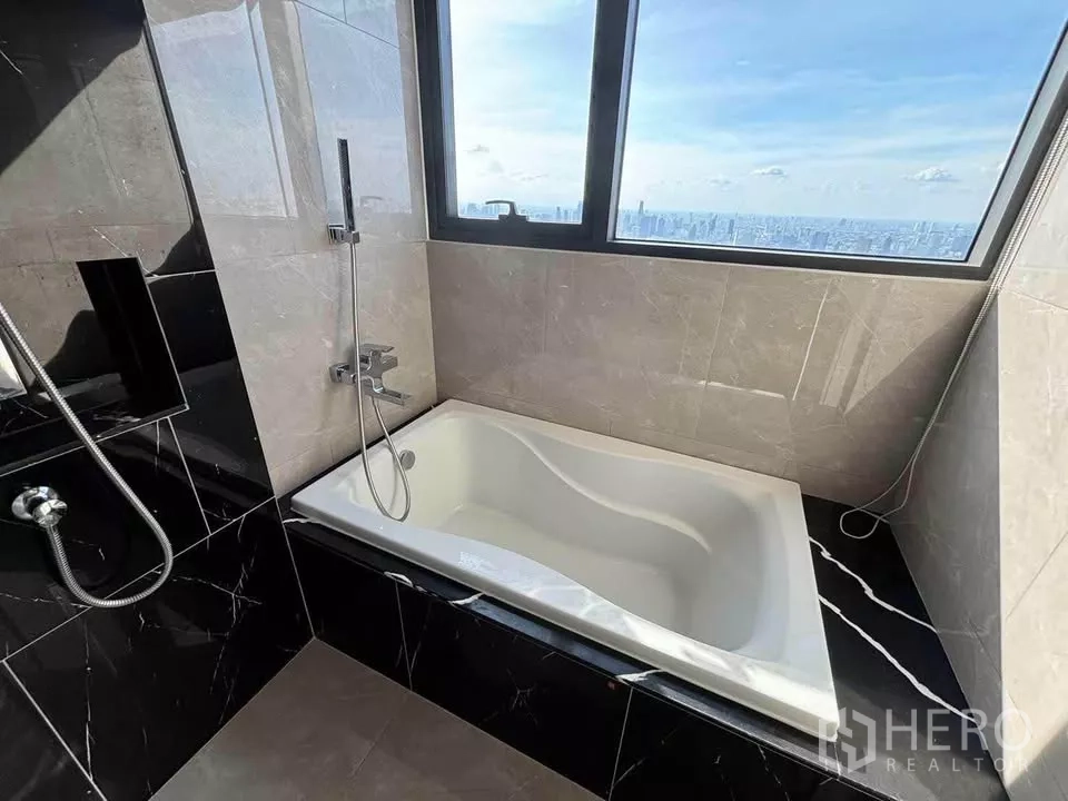 คอนโด ให้เช่าในHuai Khwang, Bangkok - ห้องน้ำมีอ่างอาบน้ำริมหน้าต่าง มองเห็นวิวสกายไลน์