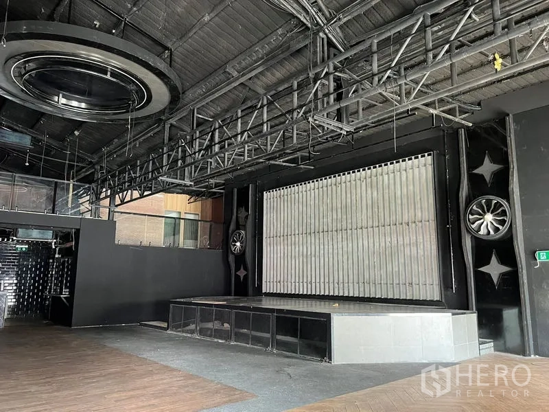 零售空间 出租在Din Daeng, Bangkok - 舞台区域，灯光桁架、圆形天花与抬高平台。