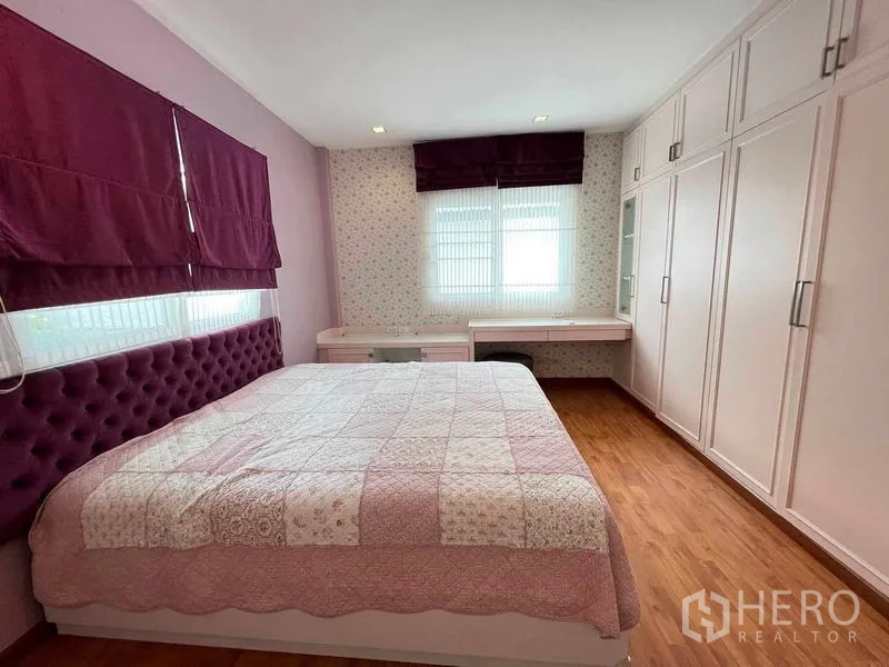 Detached House for sale in Bang Kruai, Nonthaburi - Cozy bedroom in pink tones with upholstered headboard, built-in wardrobes, and a study desk.
