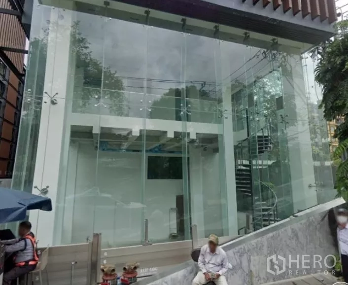 Retail Space for rent - Street-facing two-storey retail unit with full-height glass facade in Thonglor.