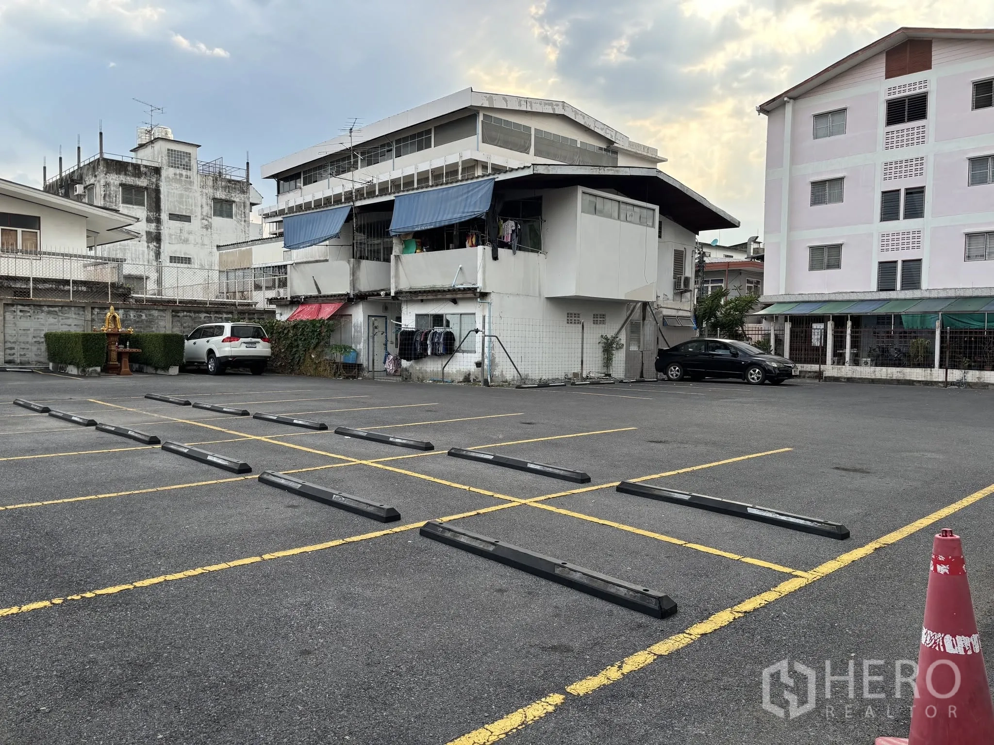 ที่ดิน for rent in Sathon, Bangkok - ลานยางมะตอยมีช่องจอดรถ ใกล้อาคารพักอาศัยและศาลพระภูมิริมกำแพง
