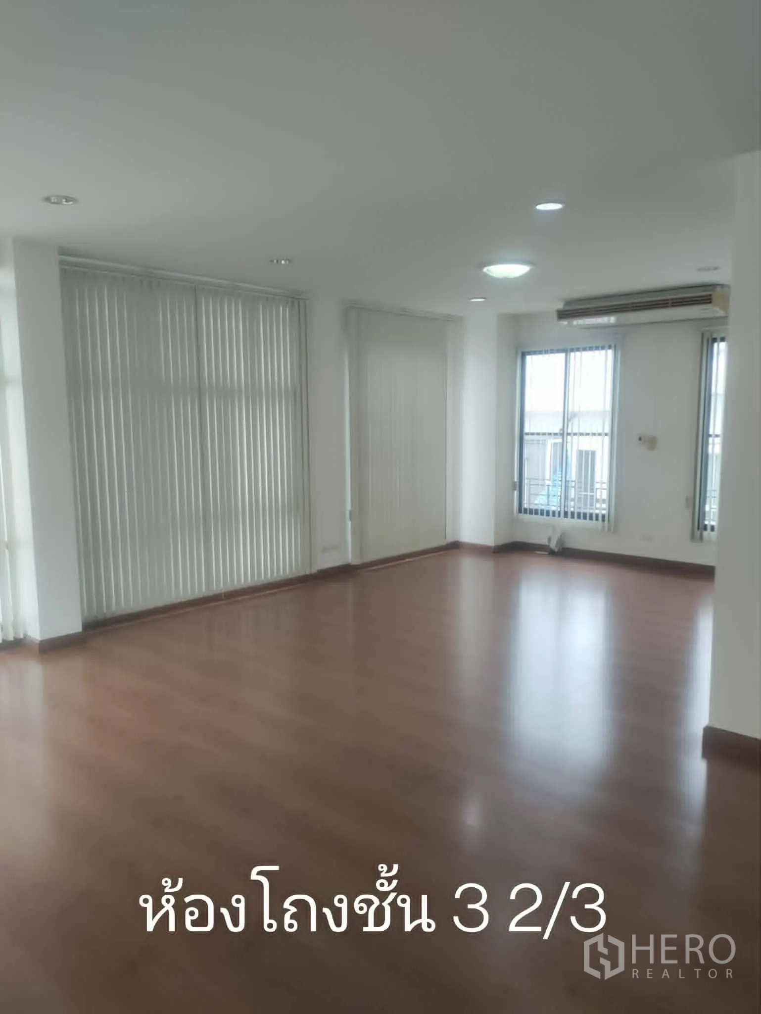 家庭办公室 for rent in Lat Phrao, Bangkok - 大型开放式房间，多扇窗配百叶。
