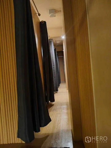 店屋 出租或出售在Watthana, Bangkok - 挂有遮光帘的走廊通往多个隔间。