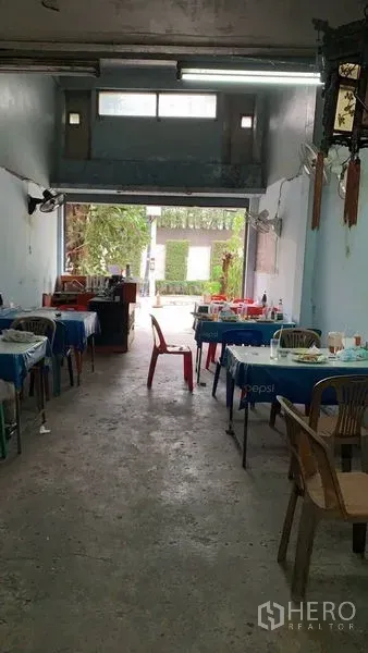 อาคารพาณิชย์ ขายในKhlong Toei, Bangkok - โถงร้านยาวเปิดสู่ถนน พื้นคอนกรีตและแสงธรรมชาติบริเวณหน้าร้าน
