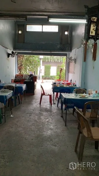 อาคารพาณิชย์ ขายในKhlong Toei, Bangkok - โถงร้านยาวเปิดสู่ถนน พื้นคอนกรีตและแสงธรรมชาติบริเวณหน้าร้าน