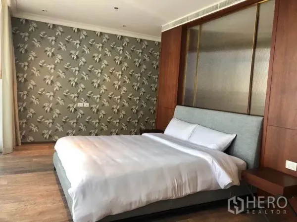 公寓 出租在Pathum Wan, Bangkok - 宽敞主卧，木质装饰墙与图案背景墙