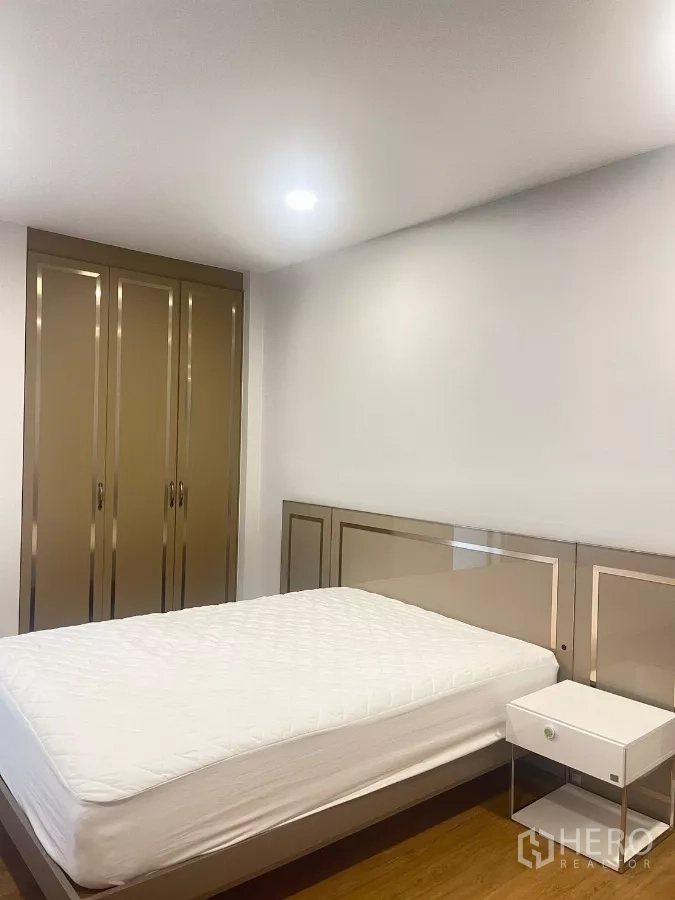 Detached House for rent in Bang Phli, Samut Prakan - Guest bedroom with double bed, bedside table and fitted wardrobe.
