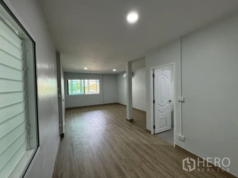 Townhouse for sale in Bueng Kum, Bangkok - Extended bedroom with windows and door to bathroom.