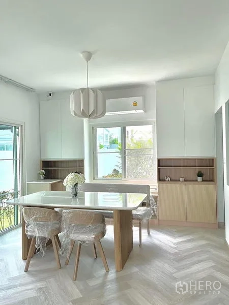 Detached House for rent - Dining zone with pendant light, built-in storage, corner windows and sliding door to the garden.