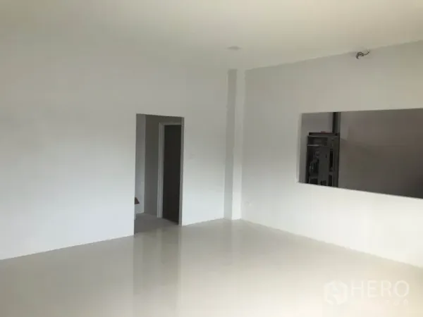 Factory for rent or sale in Mueang Samut Sakhon, Samut Sakhon - Clean office space inside the factory with white walls and a viewing window to the warehouse.
