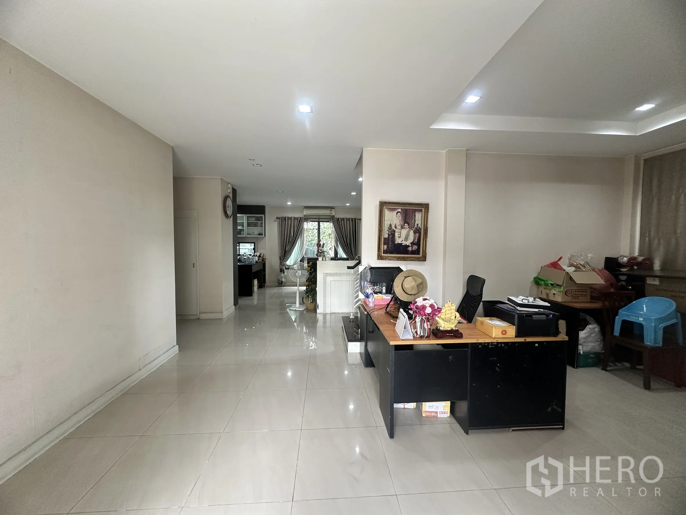 独栋房屋 for sale in Pak Kret, Nonthaburi - 一层走廊与工作区，亮面地砖，连通餐区。