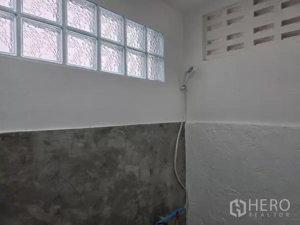 อาคารพาณิชย์ ให้เช่าในWatthana, Bangkok - ห้องน้ำมินิมอล มีฝักบัวและช่องแสงบล็อกแก้ว