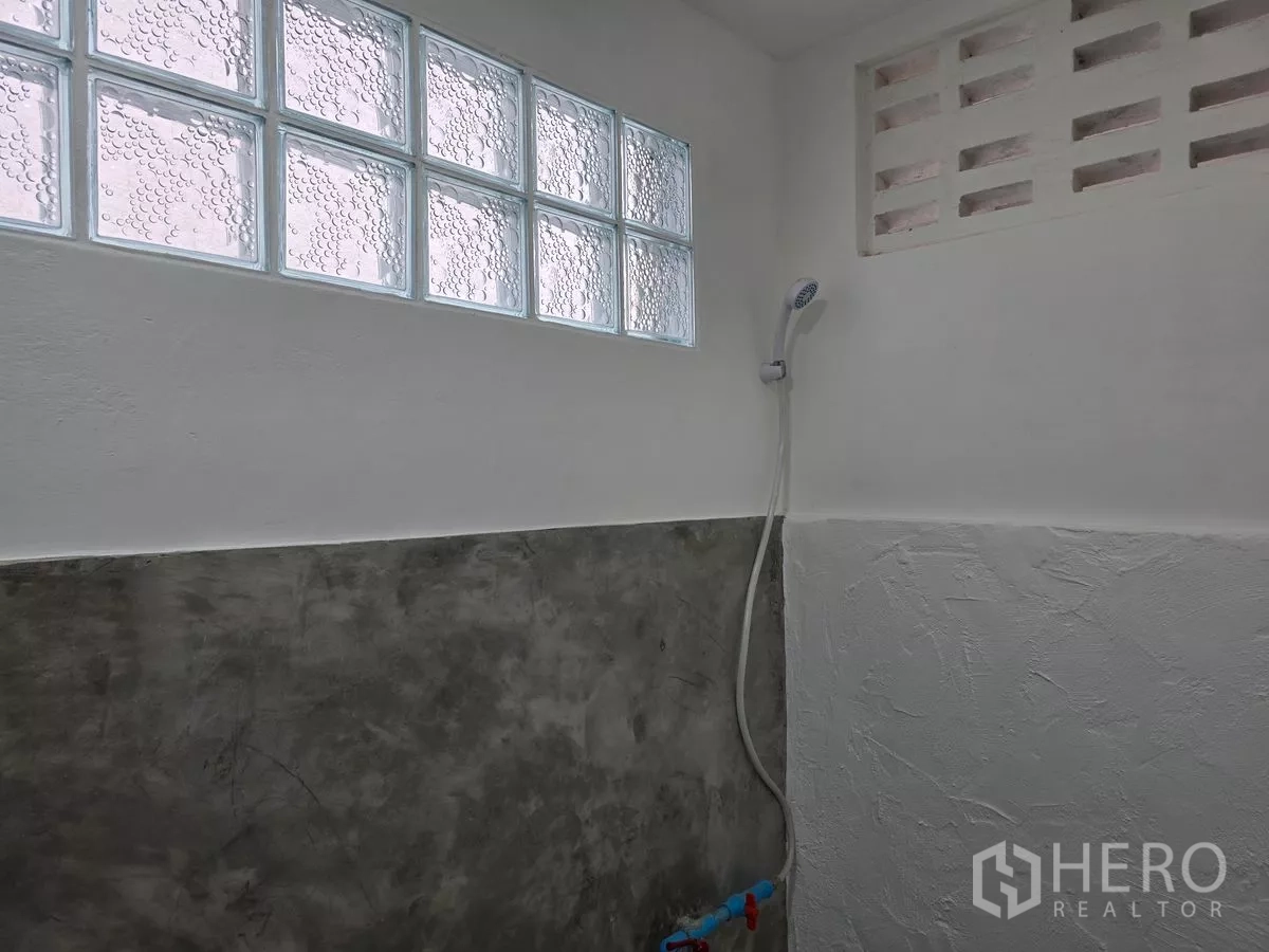 อาคารพาณิชย์ ให้เช่าในWatthana, Bangkok - ห้องน้ำมินิมอล มีฝักบัวและช่องแสงบล็อกแก้ว