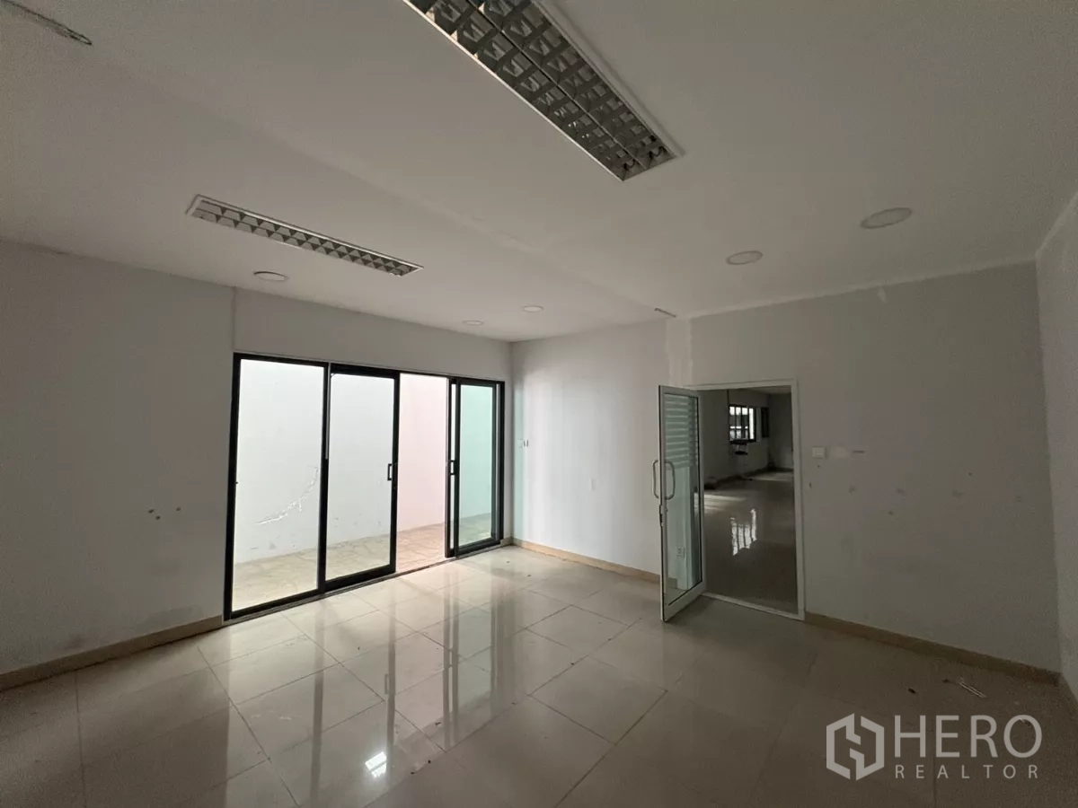 货栈 出租在Bang Phli, Samut Prakan - 明亮办公室，地砖、格栅灯与大面积玻璃滑门。