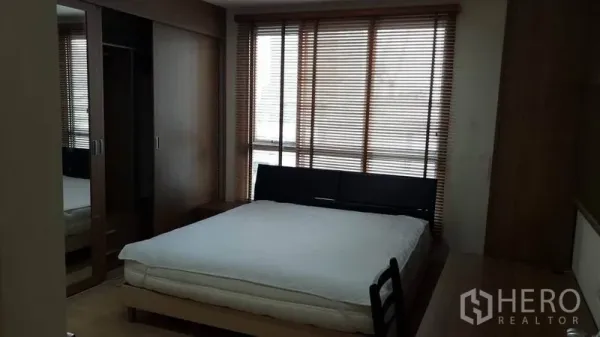 公寓 出租在Bang Rak, Bangkok - 卧室配大床，落地窗配百叶帘，内置镜面衣柜。