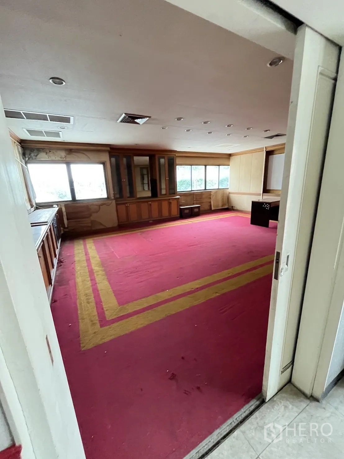 货栈 出租在Huai Khwang, Bangkok - 宽大的会议室，红色地毯与内置柜体。