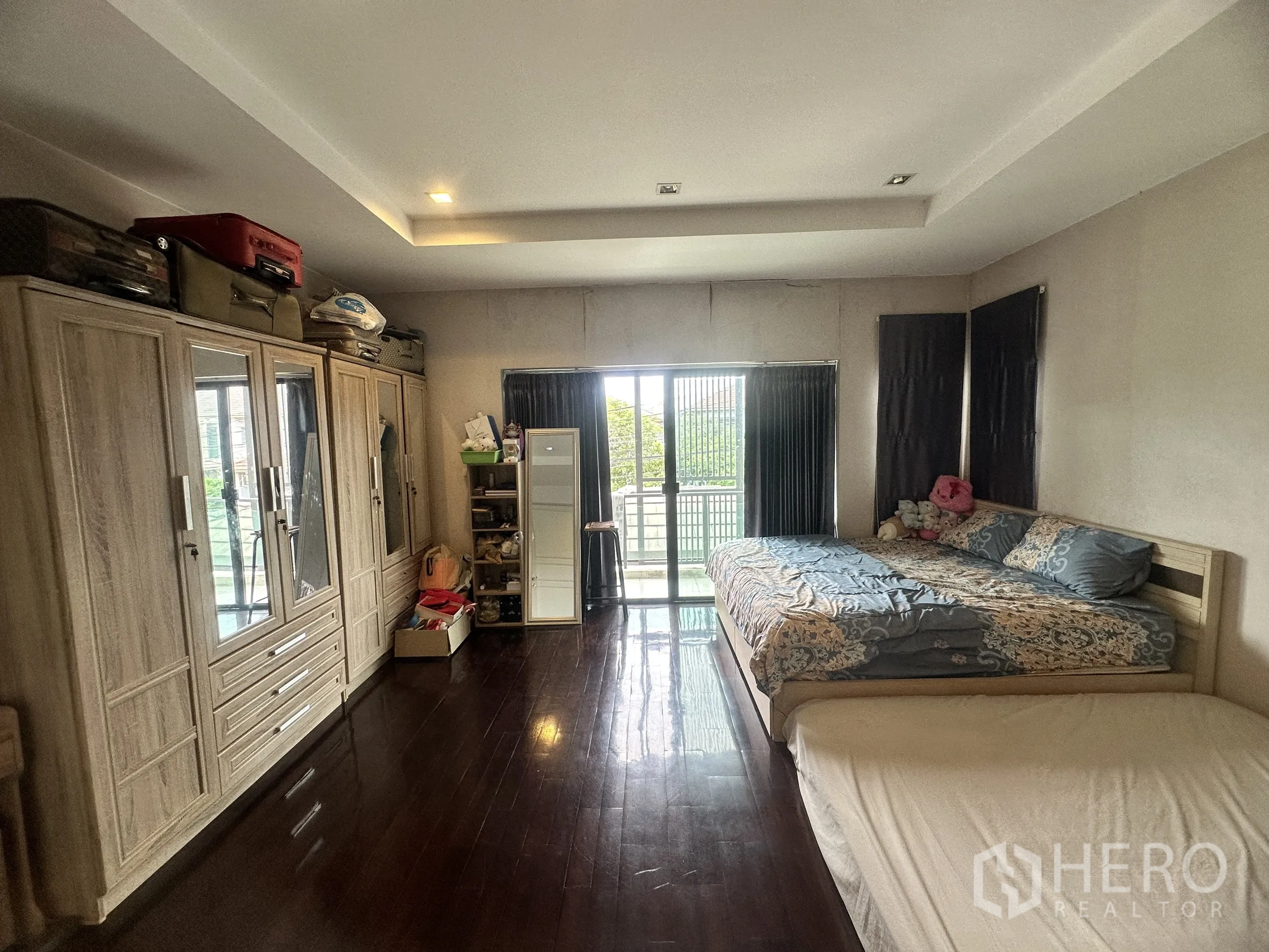 独栋房屋 for sale in Pak Kret, Nonthaburi - 宽敞卧室，衣柜并连接推拉门阳台。