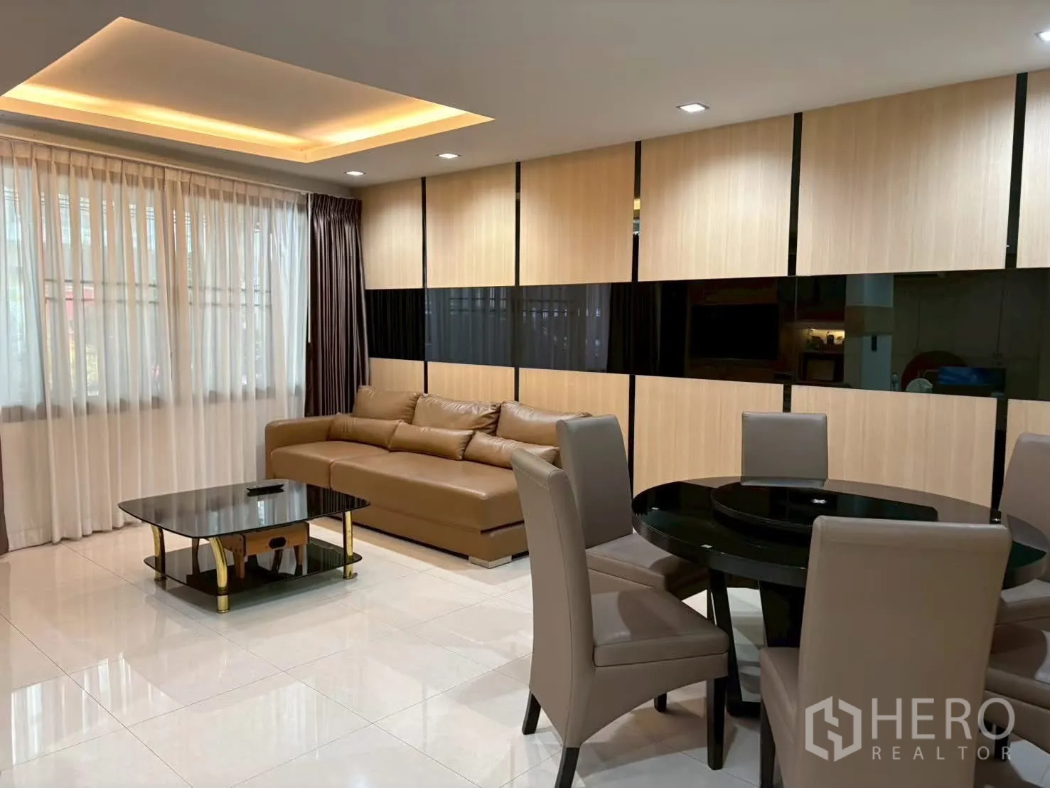 ทาวน์เฮาส์ for rent in Pathum Wan, Bangkok - พื้นที่นั่งเล่นเชื่อมส่วนทานอาหาร โต๊ะกลมและเก้าอี้บุนวม.