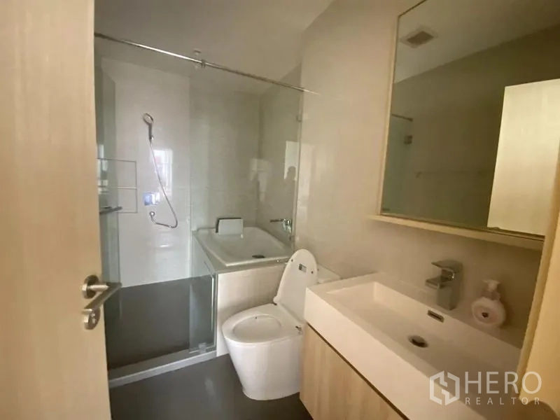 公寓 出租在Watthana, Bangkok - 第二卫浴带浴缸和淋浴屏，镜柜台盆与坐便一应俱全。