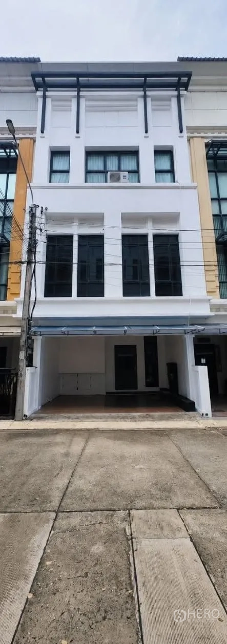 家庭办公室 for rent in Bang Na, Bangkok - 3.5层联排外立面，设有覆盖式停车位。