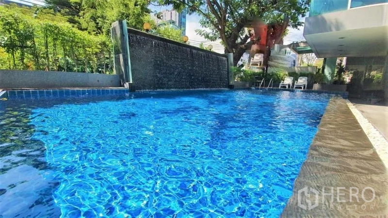 公寓 出租在Watthana, Bangkok - 室外游泳池，蓝色马赛克池面与景观瀑布