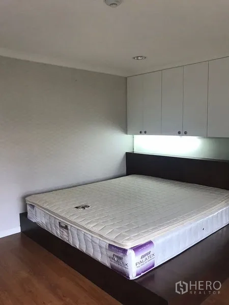 คอนโด ขายในWatthana, Bangkok - ห้องนอนเตียงยกพื้น ตู้แขวนเหนือศีรษะ และพื้นไม้