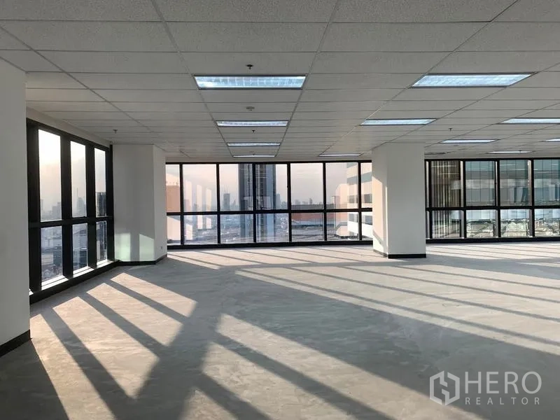 Office Space for rent in Din Daeng, Bangkok - Bright corner office level with full‑height glazing and wide city views ready for tenant fit‑out.
