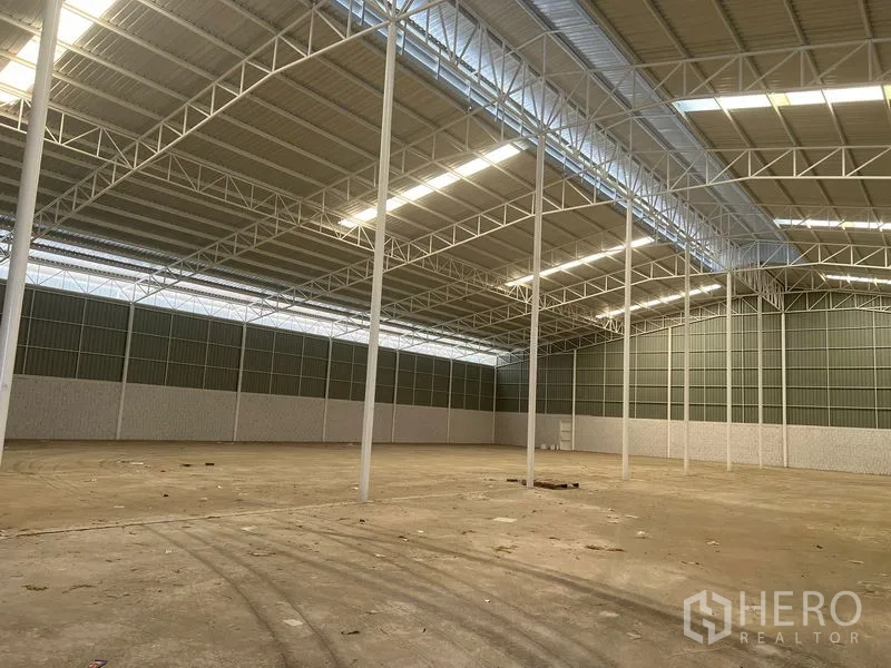 คลังสินค้า ให้เช่าในLat Krabang, Bangkok - ภายในโกดังลาดกระบังโล่งกว้าง หลังคาโครงเหล็กสูง มีช่องรับแสงและพื้นคอนกรีต