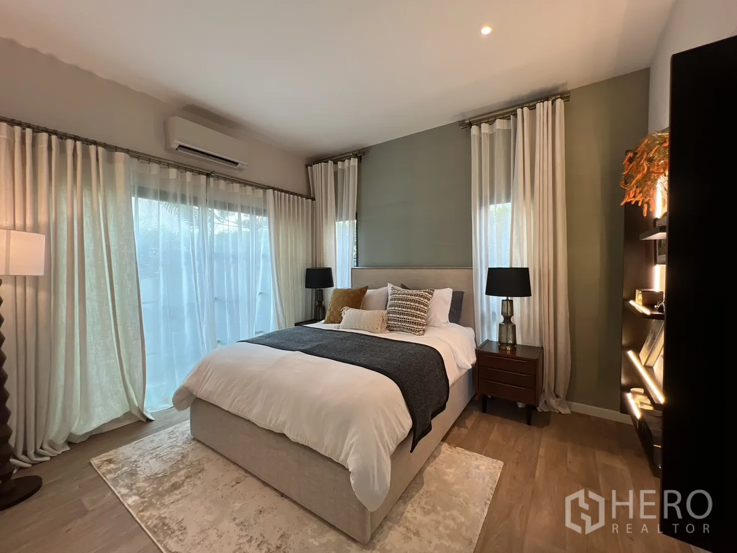 独栋房屋 for rent in Bang Phli, Samut Prakan - 宽敞卧室，铺地毯，大窗与双侧床头柜。