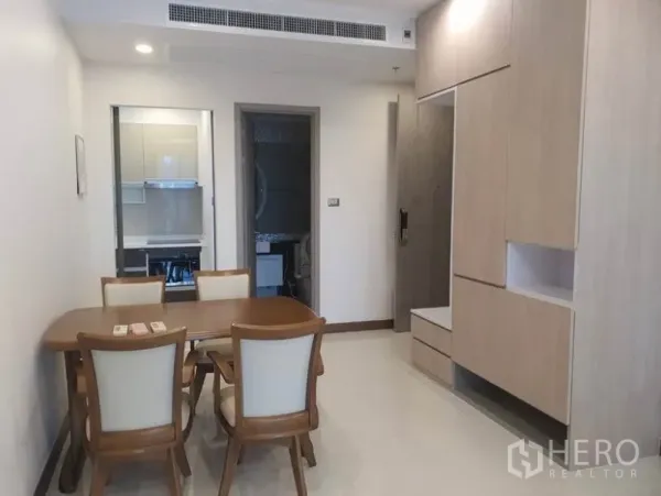 คอนโด ให้เช่าในWatthana, Bangkok - มุมทานอาหารโต๊ะไม้ 4 ที่นั่ง ตู้บิวท์อิน และทางเชื่อมสู่ครัวและห้องน้ำ
