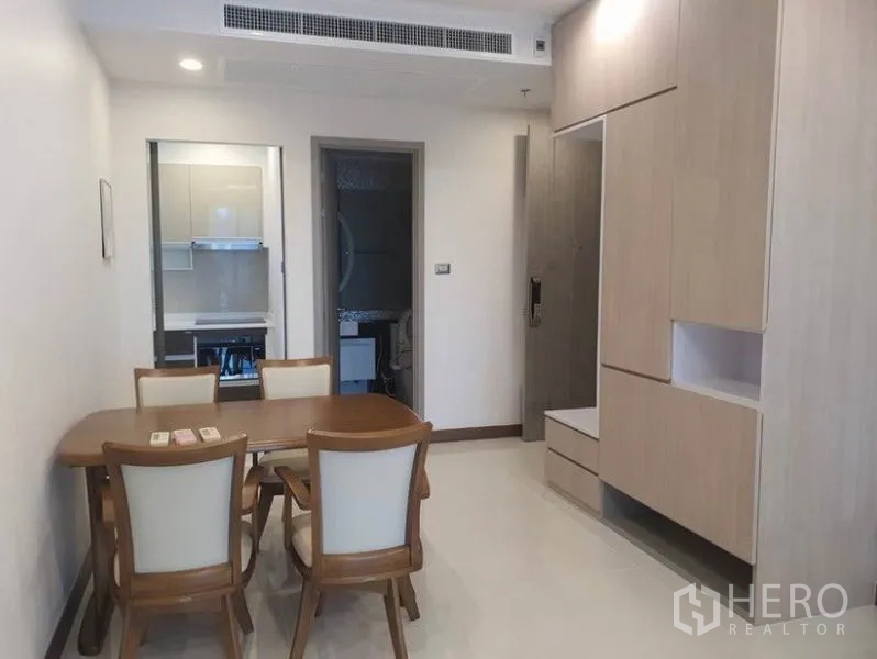 คอนโด ให้เช่าในWatthana, Bangkok - มุมทานอาหารโต๊ะไม้ 4 ที่นั่ง ตู้บิวท์อิน และทางเชื่อมสู่ครัวและห้องน้ำ