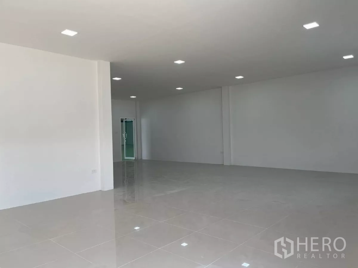 โรงงาน ให้เช่าหรือขายในBang Phli, Samut Prakan - ออฟฟิศชั้นล่าง ผนังสีขาว พื้นกระเบื้อง ไฟดาวน์ไลท์ และประตูกระจก