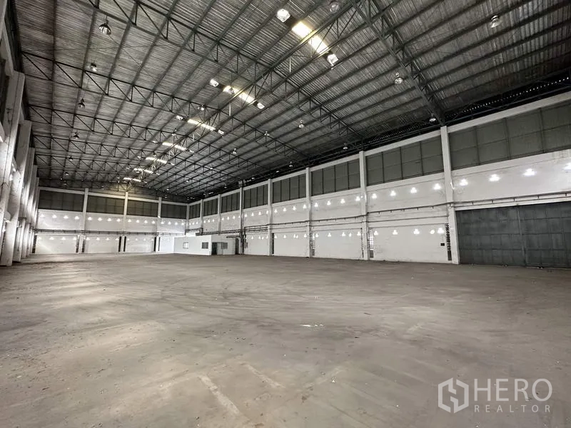 Factory for rent in Bang Bua Thong, Nonthaburi - Expansive warehouse floor with high clear height and multiple loading doors.