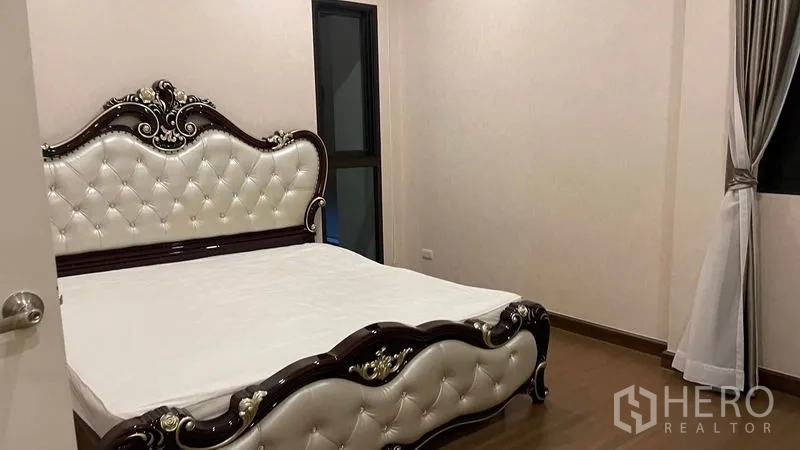 บ้าน ให้เช่าหรือขายในPrawet, Bangkok - ห้องนอนแขก เตียงบุนวมลายคลาสสิก และพื้นไม้