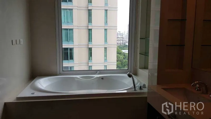 公寓 出租在Pathum Wan, Bangkok - 公寓浴室，落地窗旁的大浴缸与城市景观