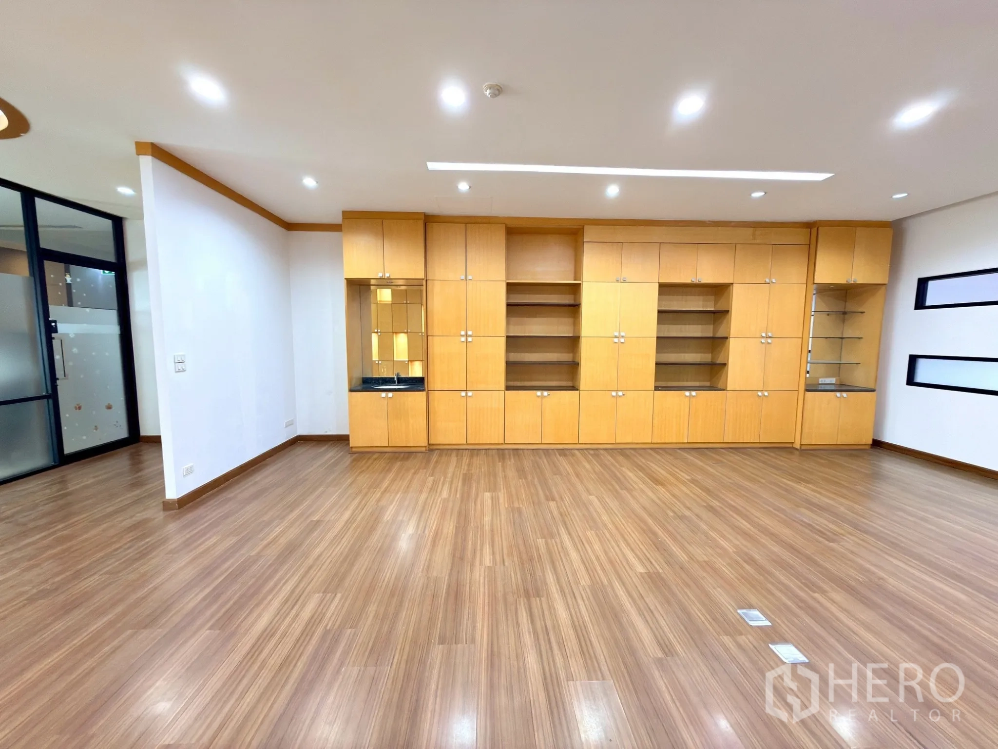 ออฟฟิศ for rent in Watthana, Bangkok - มุมมองตู้เก็บของและชั้นกระจกในพื้นที่ประชุม.