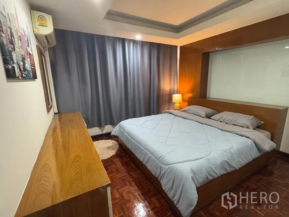คอนโด ให้เช่าในHuai Khwang, Bangkok - ห้องนอนอีกห้อง เตียงคู่ หัวเตียงไม้บิวท์อิน พร้อมตู้ยาวและม่านสีเทา
