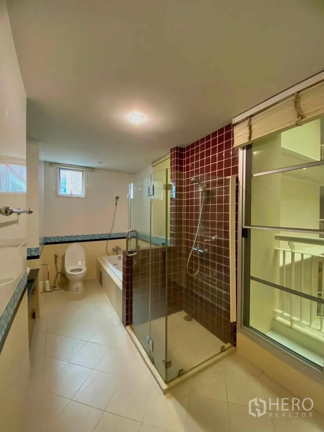 คอนโด for rent in Khlong Toei, Bangkok - ห้องน้ำพร้อมตู้กระจกอาบน้ำ อ่างอาบน้ำ และโถสุขภัณฑ์